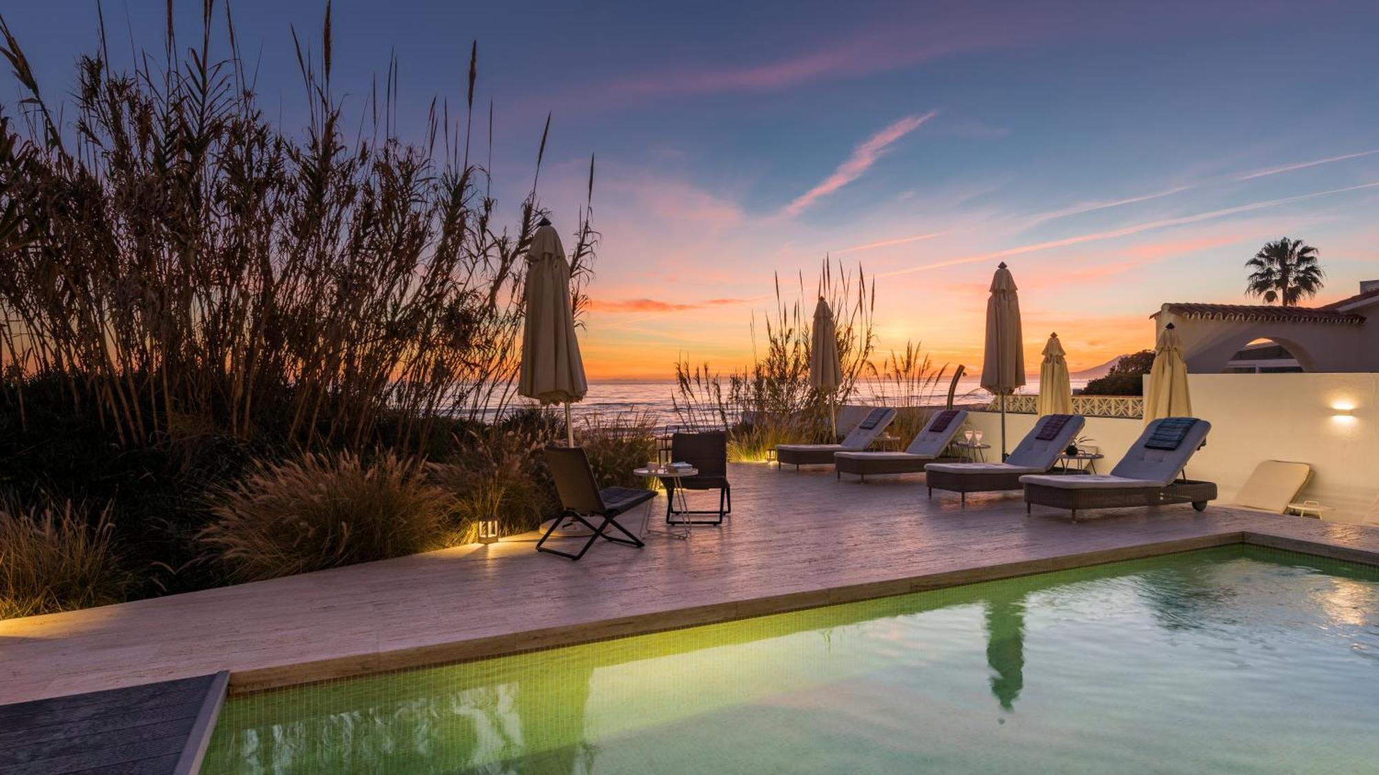 Frontline 6 Bdrm Luxury W Access * Marbella