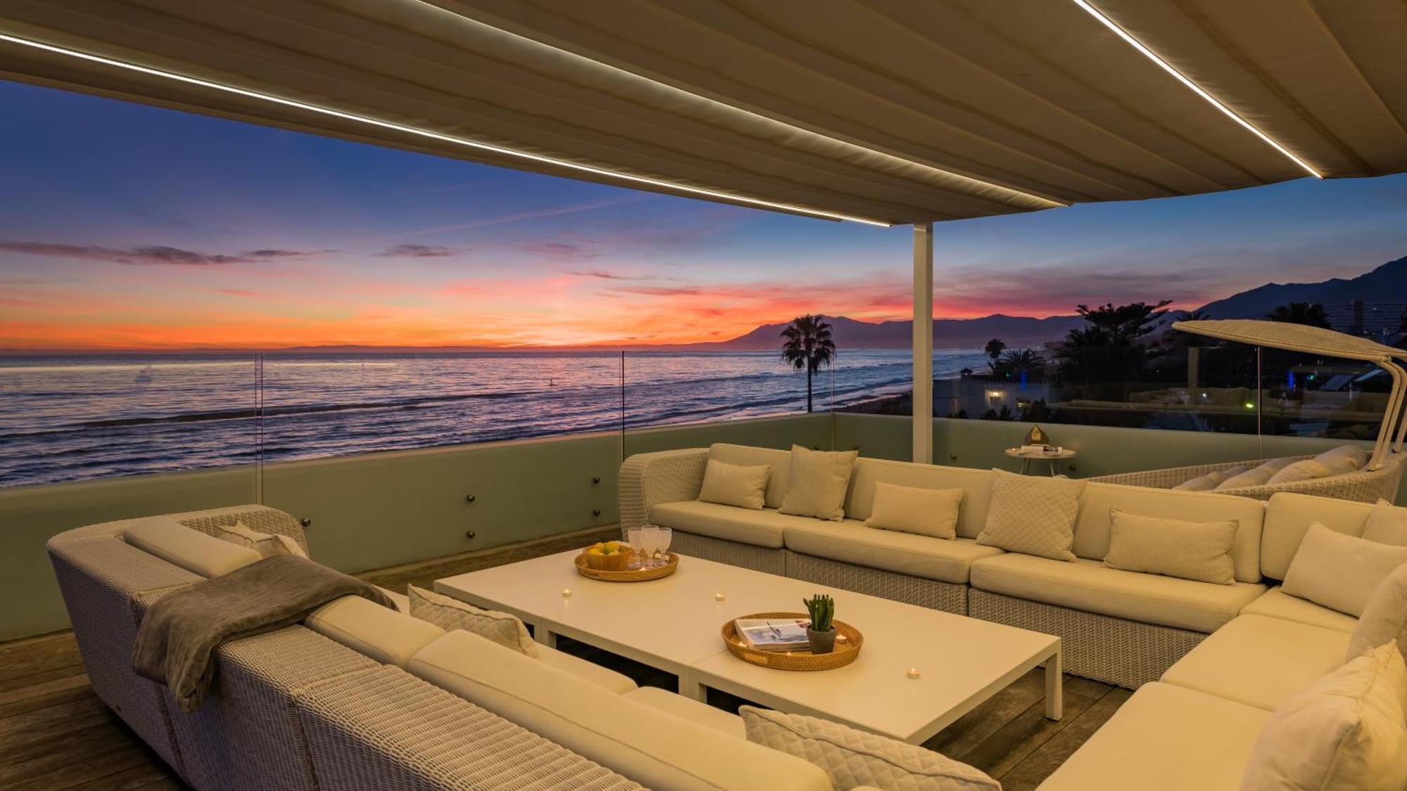 Frontline 6 Bdrm Luxury W Access Apartment Marbella