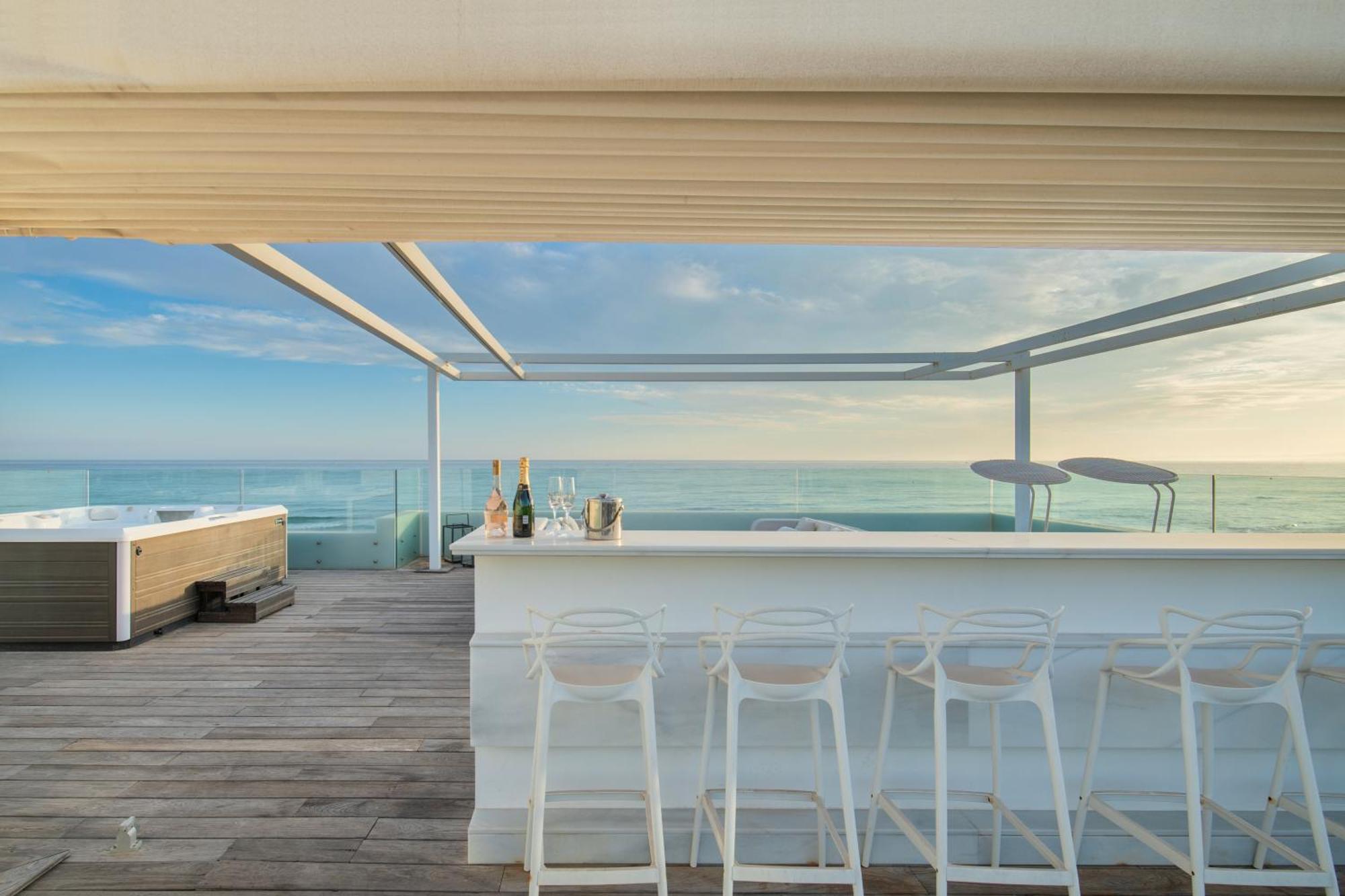 Frontline 6 Bdrm Luxury W Access Apartment Marbella