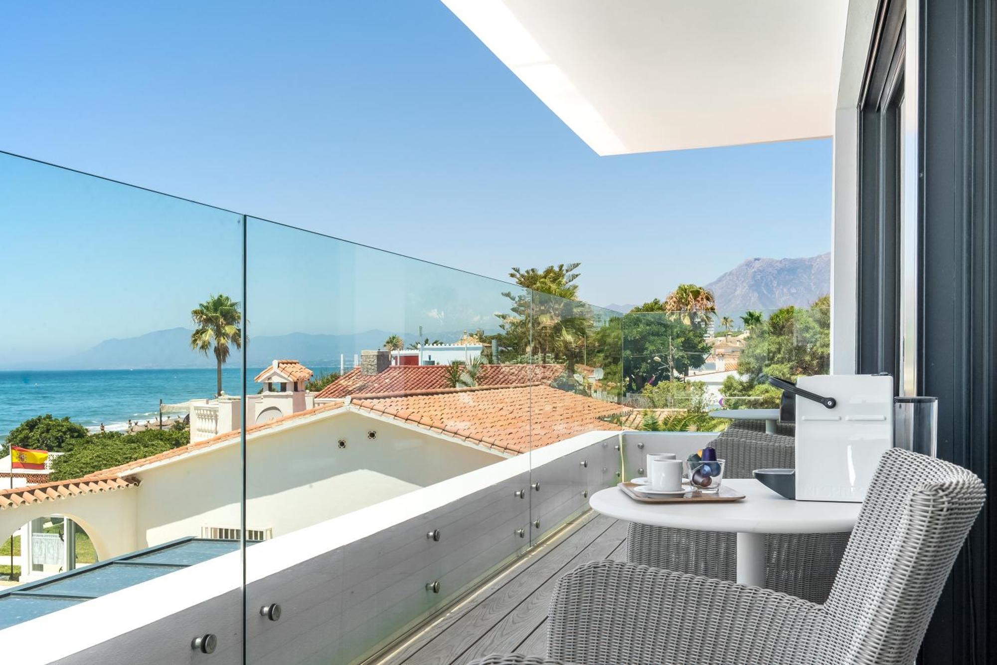 Frontline 6 Bdrm Luxury W Access Apartment *