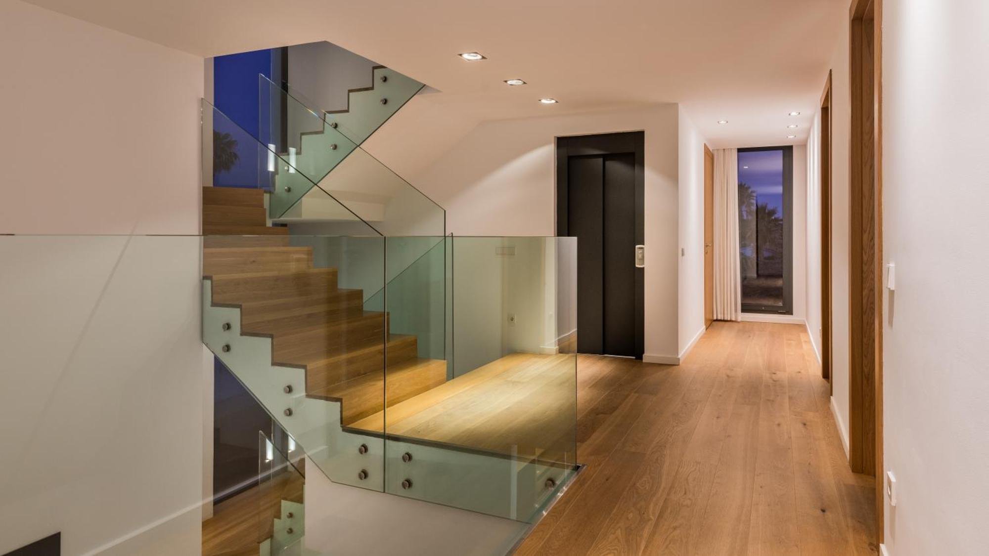 Frontline 6 Bdrm Luxury W Access * Marbella