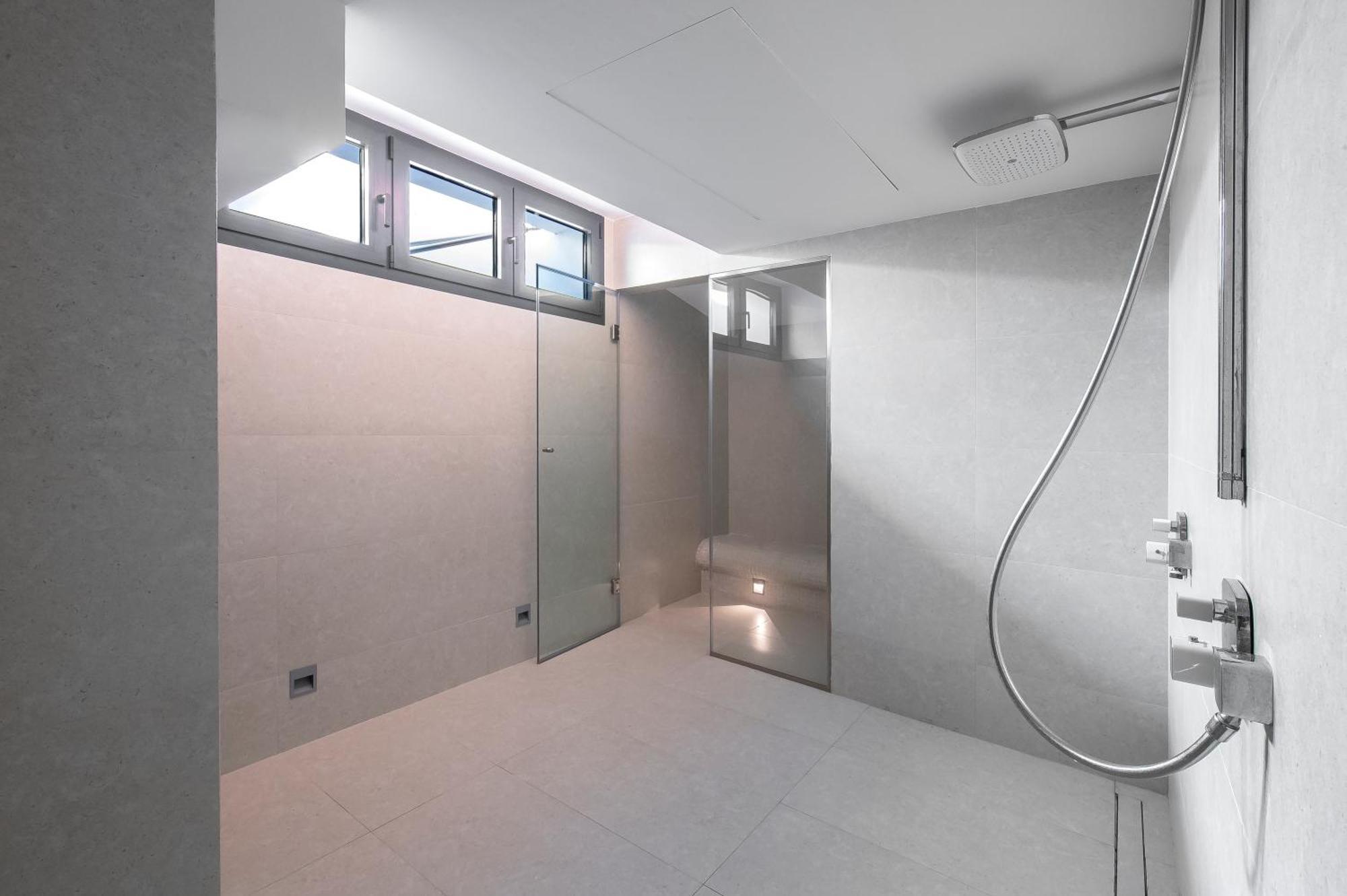Frontline 6 Bdrm Luxury W Access Apartment *