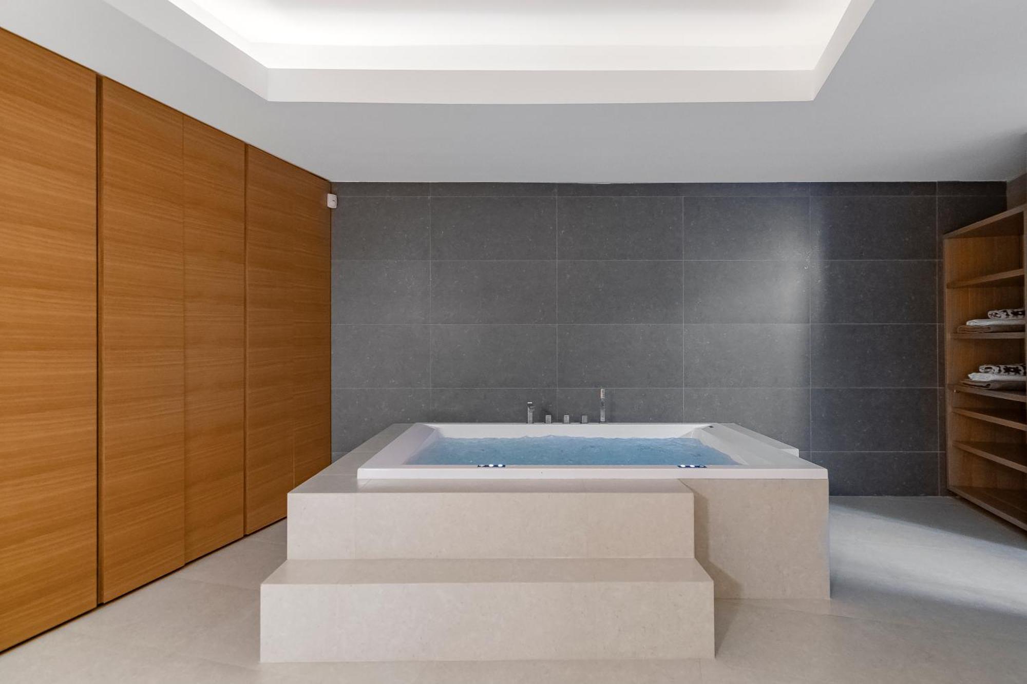 Frontline 6 Bdrm Luxury W Access Apartment